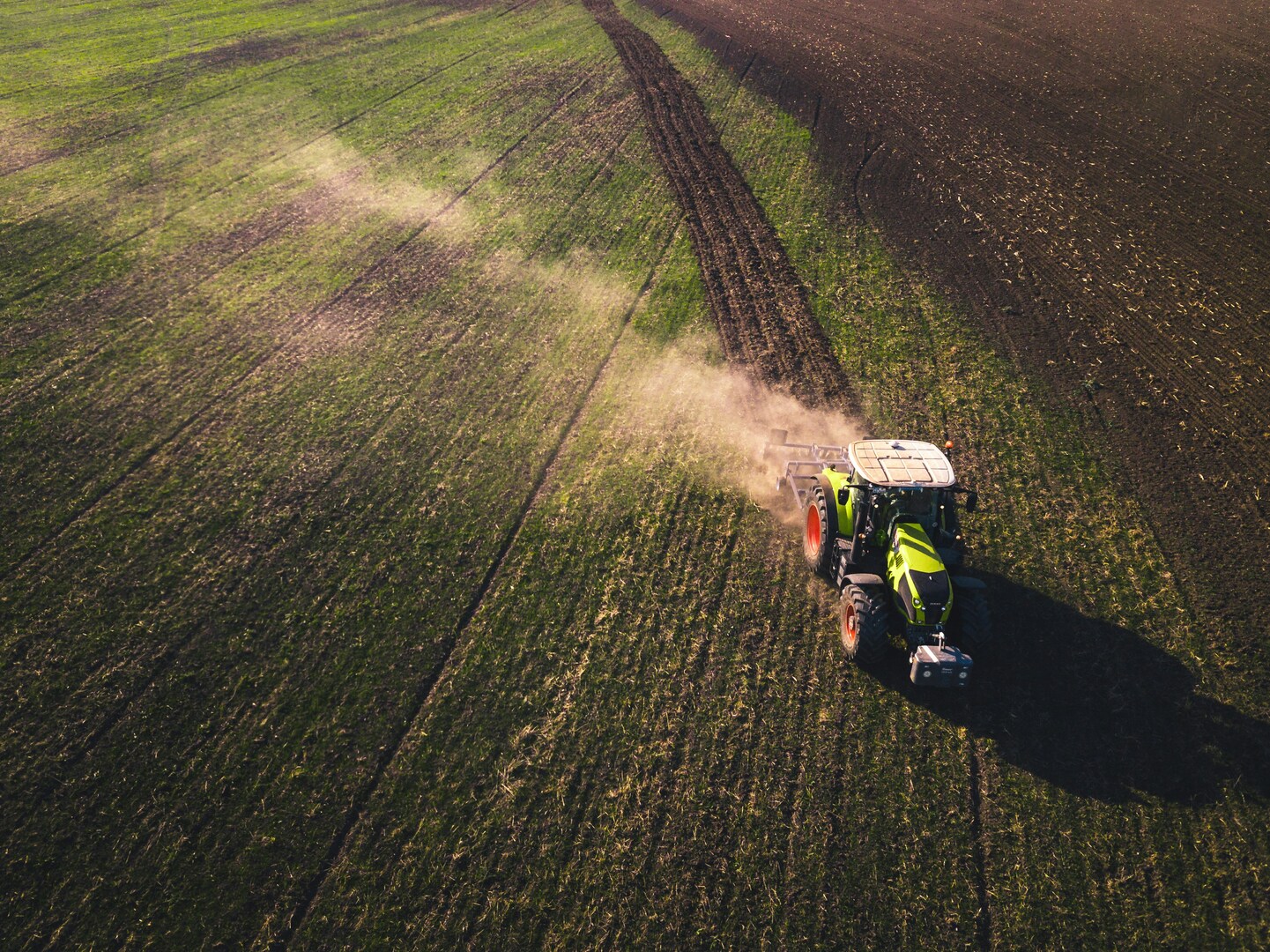 Betekom-Begijnendijk luchtfoto tractor op land
