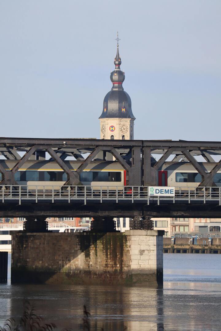 Dendermonde brug met trein over water