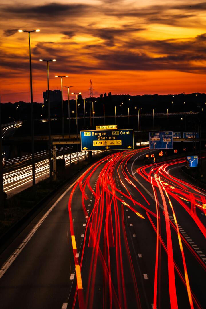 Vilvoorde snelweg bij zonsondergang